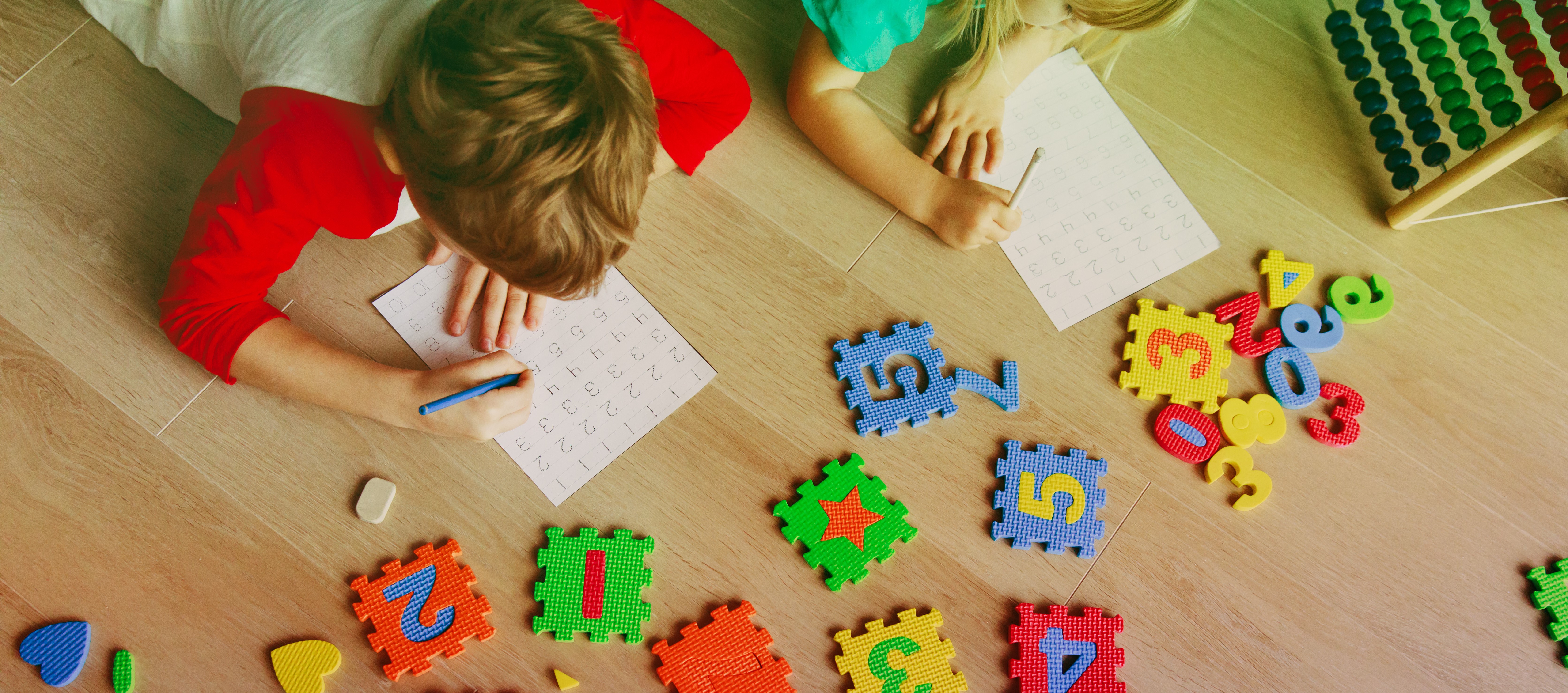 Учимся считать для детей. Child number. Цифры для детей. Ребенок считает. Числа для детей.